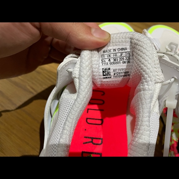 UltraBoost White - Picture 3 of 3